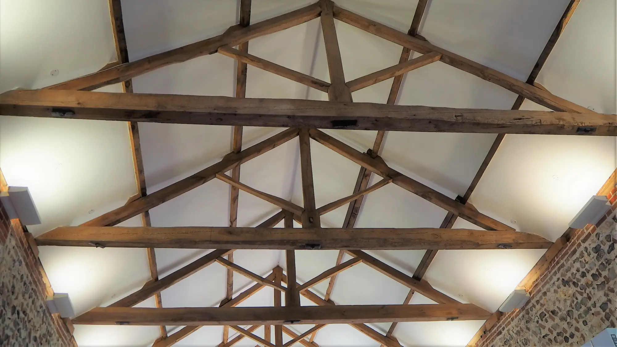 Oak beams in ceiling